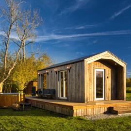 5 minutes from Beach, Cozy Cabin with Hot Tub, hotel di Lembuži