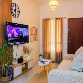 Cozy 3BR Townhouse near SM Caloocan Fast Wi-Fi, Netflix & Free Parking