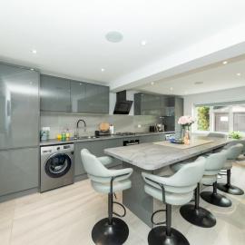 Spacious Home Heated Pool April-Sep in Tilehurst - Pass the Keys, hotel in Reading
