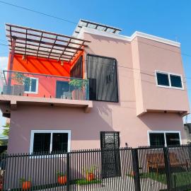 Exclusive 4 Bedroom Luxury Home、テマのホテル