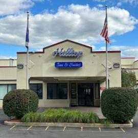 Hilltop Inn & Suites โรงแรมในยองเคอร์ส