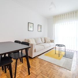 Urban Moura Flat by House and People