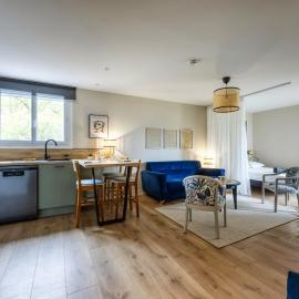 Le Petit Bois - Grand studio - Terrasse، فندق في كولومييه