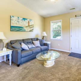 Charming Emerald Isle Escape < 1 Mi to Beach!, hotel in Emerald Isle