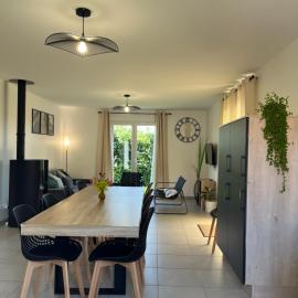 Gîte neuf,12mn du Futuroscope, 9 personnes -Le Tournesol, hotel in Vendeuvre-du-Poitou