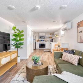 Stay Portland - Vibrant Portland Getaway, Chic Flat, hotel in Portland