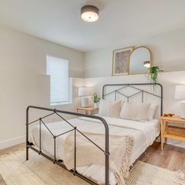 Stay Portland - The Madison Farmhouse - Vintage Shops & Espresso, hotel in Portland