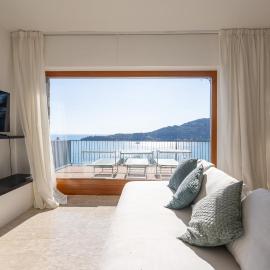 Exclusive designer apartment Facing Palmaria Island Spacious scenic terrace Bright Modern Interiors Fully equipped kitchen Air conditioning Private parking Up to 6 guests, hotel in Portovenere