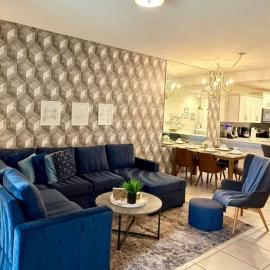 Charming Holiday Condo, Only 7 min to Disney, hotel in Kissimmee