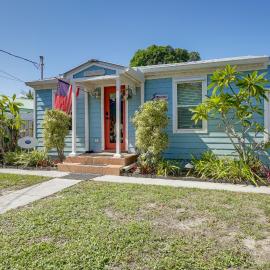 3 Mi to Jensen Beach: Pet-Friendly Getaway w/ Yard, ξενοδοχείο σε Jensen Beach