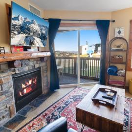 Next To Ski Slopes WiFi In Village with a View, hotelli kohteessa Snowshoe
