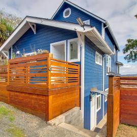 1 Mi to Dtwn Coos Bay: Sleek Apt w/ Deck & Views!, hotel a Coos Bay