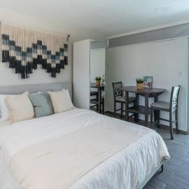 AQUA Terrazas Studio 5 - Oceanfront, Pool & Local Dining, hotel sa Dorado