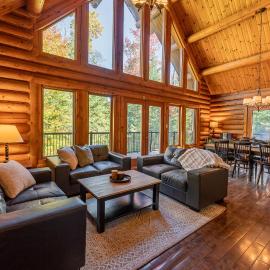 Private A-Frame Log Cabin near Tremblant With Hot tub Game Room, hotel en Labelle