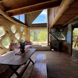 Cabaña de barro con Bosque, rio, arte y apicultura, hotel i Epuyén
