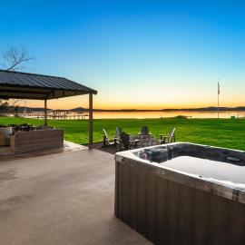 Lakefront Gem w/ Hot Tub & Game Room in Graford、Grafordのホテル
