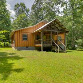 Serene & Secluded Alabama Cabin w/ Covered Deck!, Hotel in Fort Payne