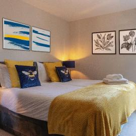 Contractor Stay Hatfield with Free Parking Sleeps 4, hotel in Hatfield