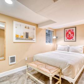 Stay Portland - Private Underground Getaway - 92 WalkScore, Hotel in Portland