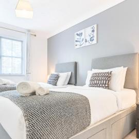 Central Peaceful Home with Parking, Wi-Fi and Garden
