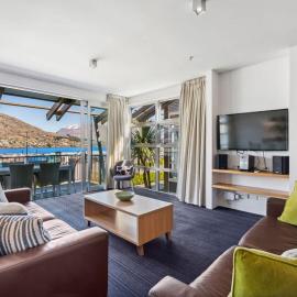Beautiful Lakefront 2 Bedroom Marina Apartment 203