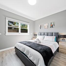 New 2 Bedroom House Close to Mall with Free Parking, hotelli kohteessa Bankstown
