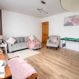 Stylish 2-Bed Maisonette Free Parking Small Pool Table, hotel in Farnham Royal