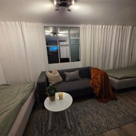 Tromsdalen Studio 2 - FREE Parking, Views & Quiet Area, hotelli kohteessa Trondalen