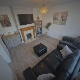 Ecclesfield Cottage - Two Bedrooms in Sheffield near Peak District with fast Wi-Fi, off-street parking and garden, hotel in Ecclesfield