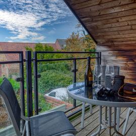 Crow's Nest - Secluded apartment with Sea Views, Crabpot Cottages, Hunstanton