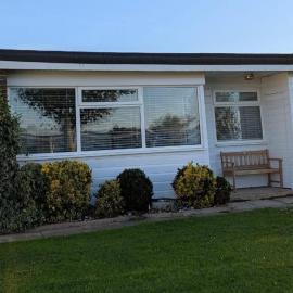 145, Two bed newly refurbished chalet on Sund0wner Holiday Park - Sleeps 5, pet friendly - Includes bed linen and towels plus electricity, hotel in Great Yarmouth