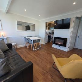 Beachcomber, Two bed Chalet on Sunbeach Holiday Park - Sleeps 4, pet friendly, FREE pool and entertainment passes included - plus WiFi - only 300m from the beach!, hotel u gradu Scratby