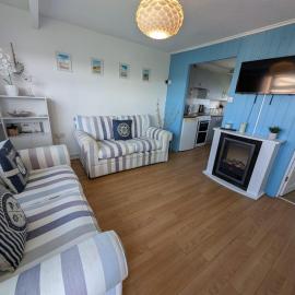 Hectors, Two bed Chalet on Sunbeach Holiday Park - Sleeps 4, pet friendly - plus WiFi, bed linen and towels included only 300m from the beach!