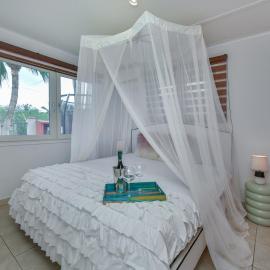 Beach house with pool in noord, hotel a Noord
