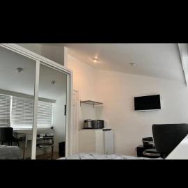 An En-suite with a mini kitchen and a work space โรงแรมในลอนดอน