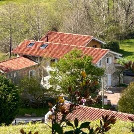 Ferme Ihartzetako, hotel i Ascain