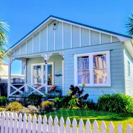 CROOKED MILE COTTAGE - BY THE SEA - family friendly