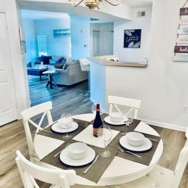 Viesnīca Coastal Condo with pool, minutes from beach pilsētā Seintsimonsa