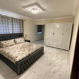 3 Bed Apartment Sleeps 6 - Parking Patio Wifi, hotel v destinácii Freetown