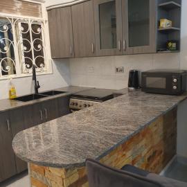Big H Apartments - 2 bedrooms - 1 bathroom - Sittingroom - kitchen - free parking- free wifi - Fully furnished، فندق في Kitende