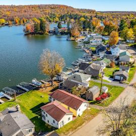 All-Season Adventures! Lime Lake Retreat w/ Dock、Machiasのホテル