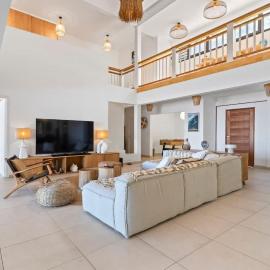 Spacious 3BR Oceanfront Retreat Paea Tahiti, hôtel à Paea