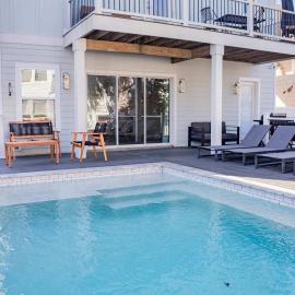 Casual Beach Getaway - Pool - Short Walk to Beach, hotel in Jacksonville Beach