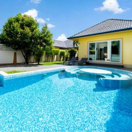 Mediteranean style 3 BR Pool Villa Platinum with garden, hotel in Rawai Beach