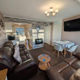 179, Two bed chalet on Sund0wner Holiday Park - Sleeps 4, free WiFi, sorry no pets - entertainment options close by: Hemsby şehrinde bir otel