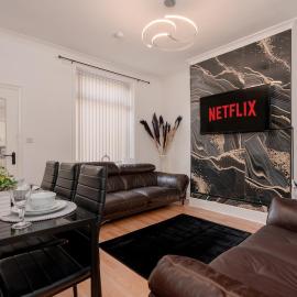 4 bedroom house-sleeps 8, parking-WiFi-M65-hospitals-disconted contractor and long stays, hotel in Nelson