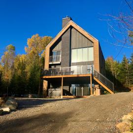 Delarose Cottage, Ski, Spa, pool table & starry night، فندق في Saint Come