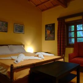 The Wooden Nest, Cozy Private Room, hotel em Spata