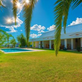 Villa Tima - Luxe Tropical avec Piscine Jacuzzi Sauna et Vue Panoramique, Hotel in La Possession