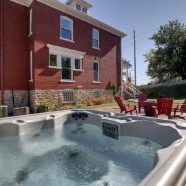 Charming Escape - Private Hot Tub!, hotel din Hannibal